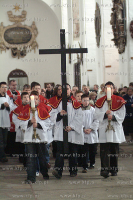 Droga krzyzowa w kosciele Mariackim w Gdansku. 25.03.2005...