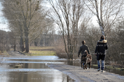 Wezbrane wody rzeki Radunia spowodowaly podtopienia...