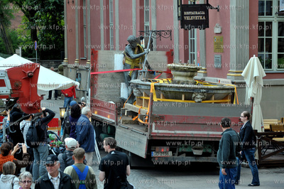 Gdansk. Demontaz figury Neptuna z fontanny na Dlugim...