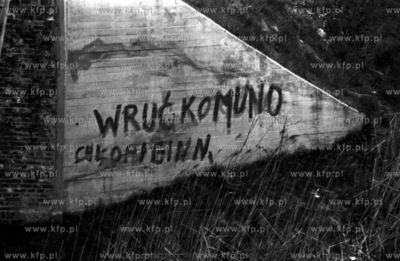 Napis Wruc Komuno z bledem ortograficznym na przyczolku...