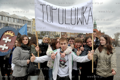 Gdansk. Targ weglowy. I Miejski Polonez Maturzystow....