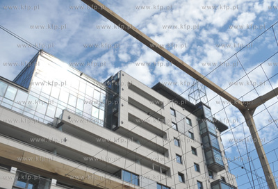 Gdynia Design Days na placu Kaszubskim. W glebi apartamentowiec...
