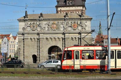 Gdansk. Tramwaj na ul. Waly Jagiellonskie, w tle Brama...