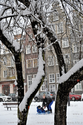 Gdansk zima. Park Swietopelka na ul. Szerokiej.  Ewa...