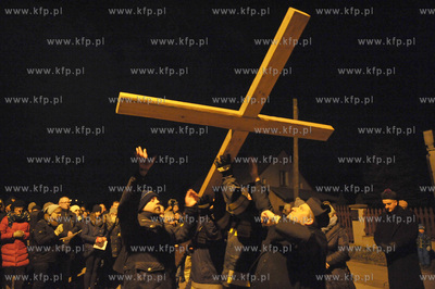 Droga krzyzowa przeszla ulicami kaszubskiego Zukowa...