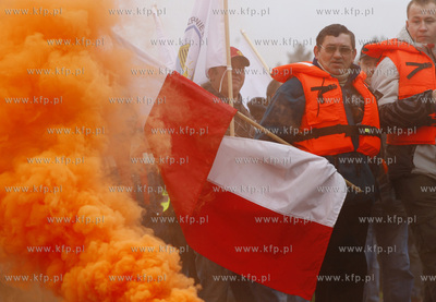 Keblowo. Rybacy blokuja droge krajowa nr 6. Jest to...