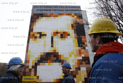 Gdansk Zaspa. Ul. Pilotow 17. Mural przedstawiajacy...