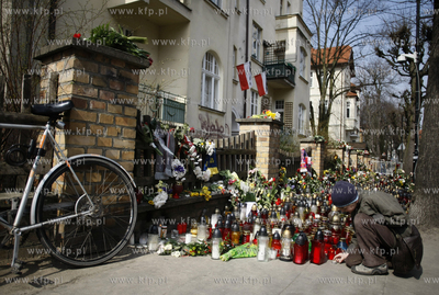 Sopot. Ul.  Armii Krajowej 55. Ludzie skladaja kwiaty...