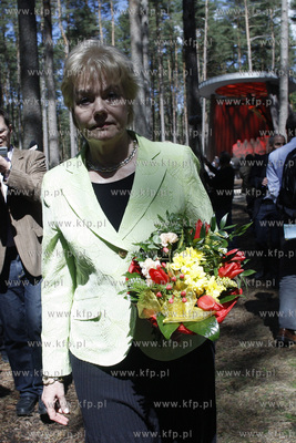 Piasnica. Erika Steinbach zlozyla wiazanke kwiatow...