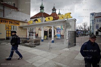 Sopot. Przygotowania do sezonu na molo. Nz remont starego...