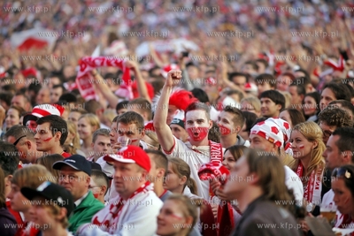 Gdansk. Mistrzostwa europy w pilce noznej. Kibice ogladaja...