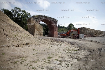 Wyburzanie wiaduktu w Dolnym Migowie pod budowe linii...