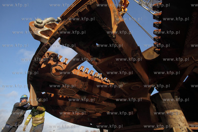 Zaladunek tarczy maszyny TBM , ktora drazy tunel pod...