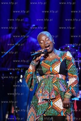 Siesta Festival.  Koncert pochodzacej z Beninu piosenkarki...
