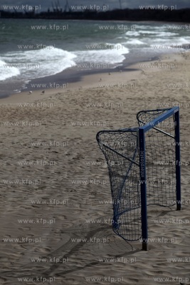 Silny wiatr nad Zatoką Gdańska. Nz. plaża w Gdańsku...