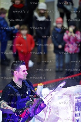Galeria Przymorze. Pokaz rzeźbienia w lodzie połączony...