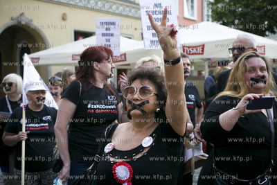 Gdańsk. Długi Targ. Milczący protest KOD-u przeciw...