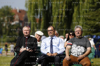 Gdańsk.  Piknik patriotyczny przy hali BHP. Nz. biskup...