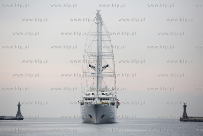 Żaglowiec Wind Surf wpływa do portu w Gdyni.
10.08.2017
fot....