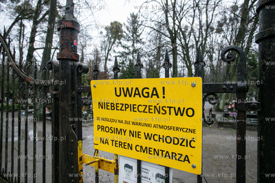 Z powodu silnego wiatru zamknięto cmentarz w Gdańsku...
