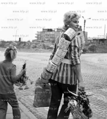 Powrot z zakupow z drogocennym towarem - papierem toaletowym....