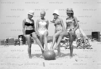 Plazowiczki na jednej z Trojmiejskich plaz 1966 fot....