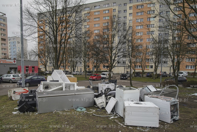 Gdańsk, Morena. Elektrośmieci na parkingu przy ul....