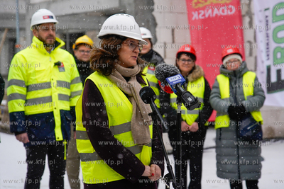 Piecki - Migowo. Zawieszenie wiechy na budowanej szkole...