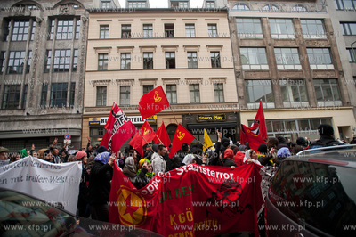 Berlin. Demonstracja grup lewicowych i antyfaszystow...