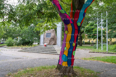 Gdańsk, Strzyża. Plac Gen. Maczka. Nz. Drzewa ozdobione...