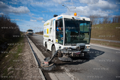 Gdansk. Aleja Armii Krajowej. Wiosenne sprzatanie ulic....