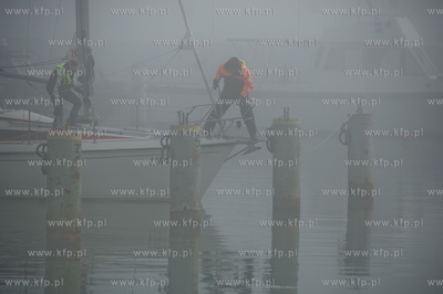 Gdynia. Mglista pogoda w porcie jachtowym. 
15.04.2012
fot....