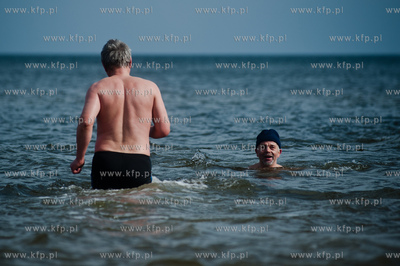 Gdansk. Plaza w Jelitkowie. Niedzielna kapiel gdanskich...