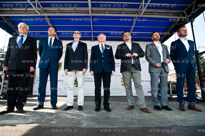 Gdansk. Targ Weglowy. Wielki Festyn Rodzinny, swietujacy...