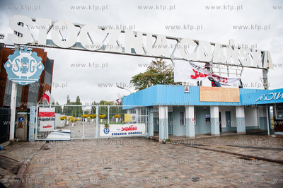 Gdansk. Zwiazkowcy wieszaja tranparent NSZZ Solidarnosc...
