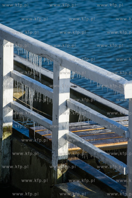 Gdansk. Mrozne, sloneczne, sobotnie popoludnie na plazy...