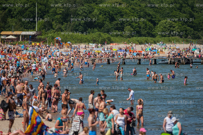 Upalny, bardzo sloneczny, sobotni dzien na plazy i...
