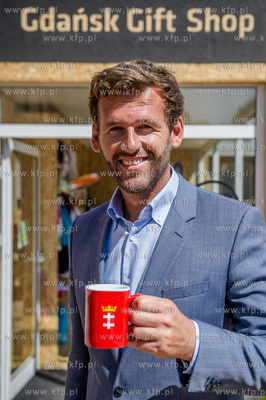 Gdansk. Skwer miedzy ulica Mariacka, a Sw. Ducha. Prezentacja...