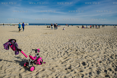Gdynia. Plaza Miejska. Pierwszy prawdziwie wiosenny,...