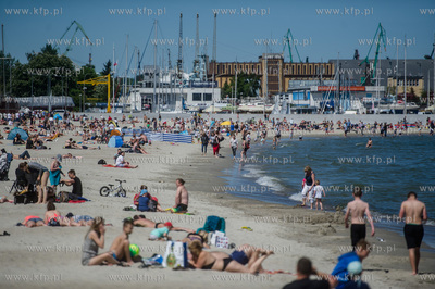 Gdynia. Słoneczna, upalna pogoda na plaży i bulwarze...