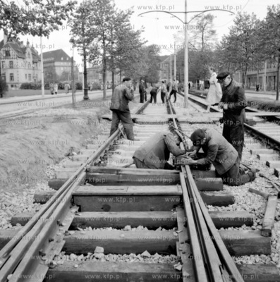 Prace przy budowie torow tramwajowych na ul. Waly Jagiellonskie...