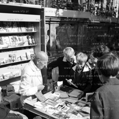 Stoisko loterii ksiazkowej na Dlugim Targu w Gdansku.
17.09.1967
IIIwrzesien67_z.kosycarz_p10
Fot....