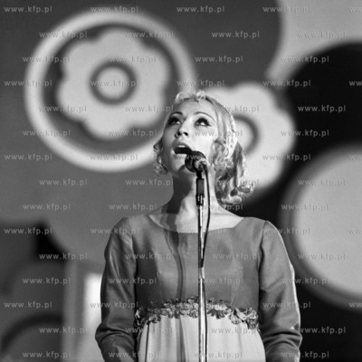 X Miedzynarodowy Festiwal Piosenki w Sopocie. Na zdjeciu...