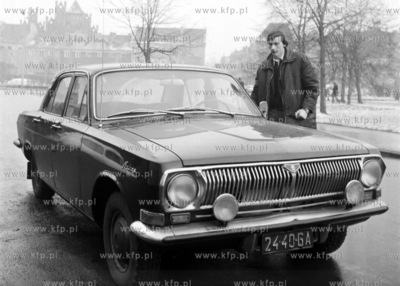 Samochod Wolga Gaz 24 zaparkowana na Targu Drzewnym...