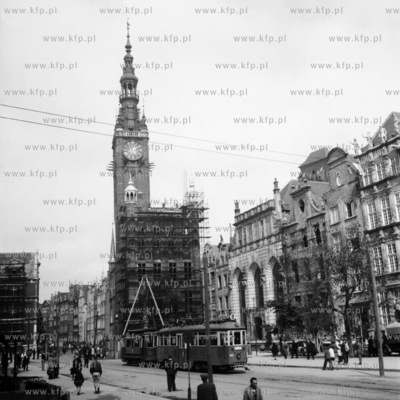 Tramwaj linii numer 9 na Długim Targu w Gdańsku....