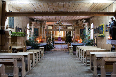 Zakopane, Nz. Wnetrze drewnianego kosciola na Peksowym...