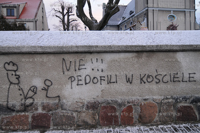 Antyklerykalne napisy pojawily sie na kosciolach w...