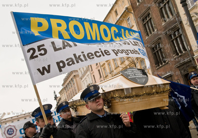 Krakow. Protest sluzb mundurowych przeciwko projektowi...