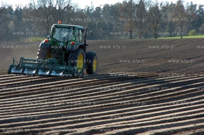 Wiosenne prace polowe w okolicach Slupska.
21.04.2009...