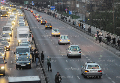 Wraszawa. Kawalkada 34. karawanow przewozacych ciala...